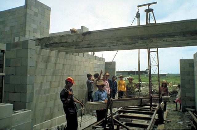 Construction of houses using interlocking concrete blocks and joists