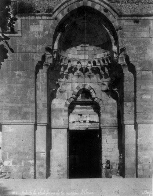 East façade during the end of the 19th century with ruined decoration