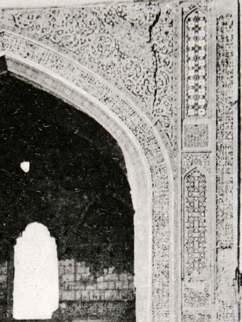 Detail of central iwan; right spandrel of pishtaq arch