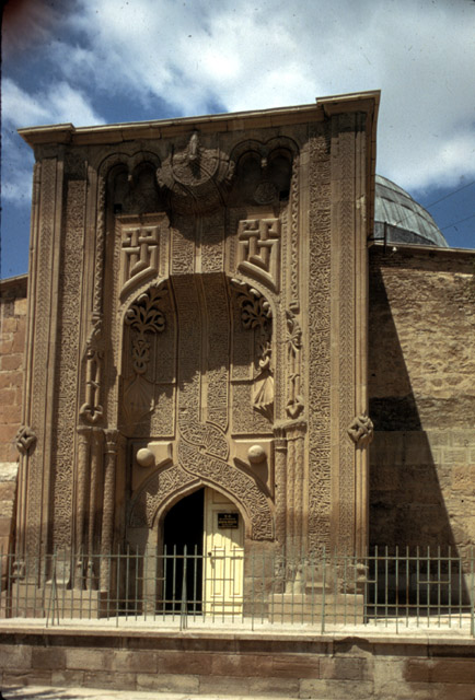 Portal with its intertwined inscription