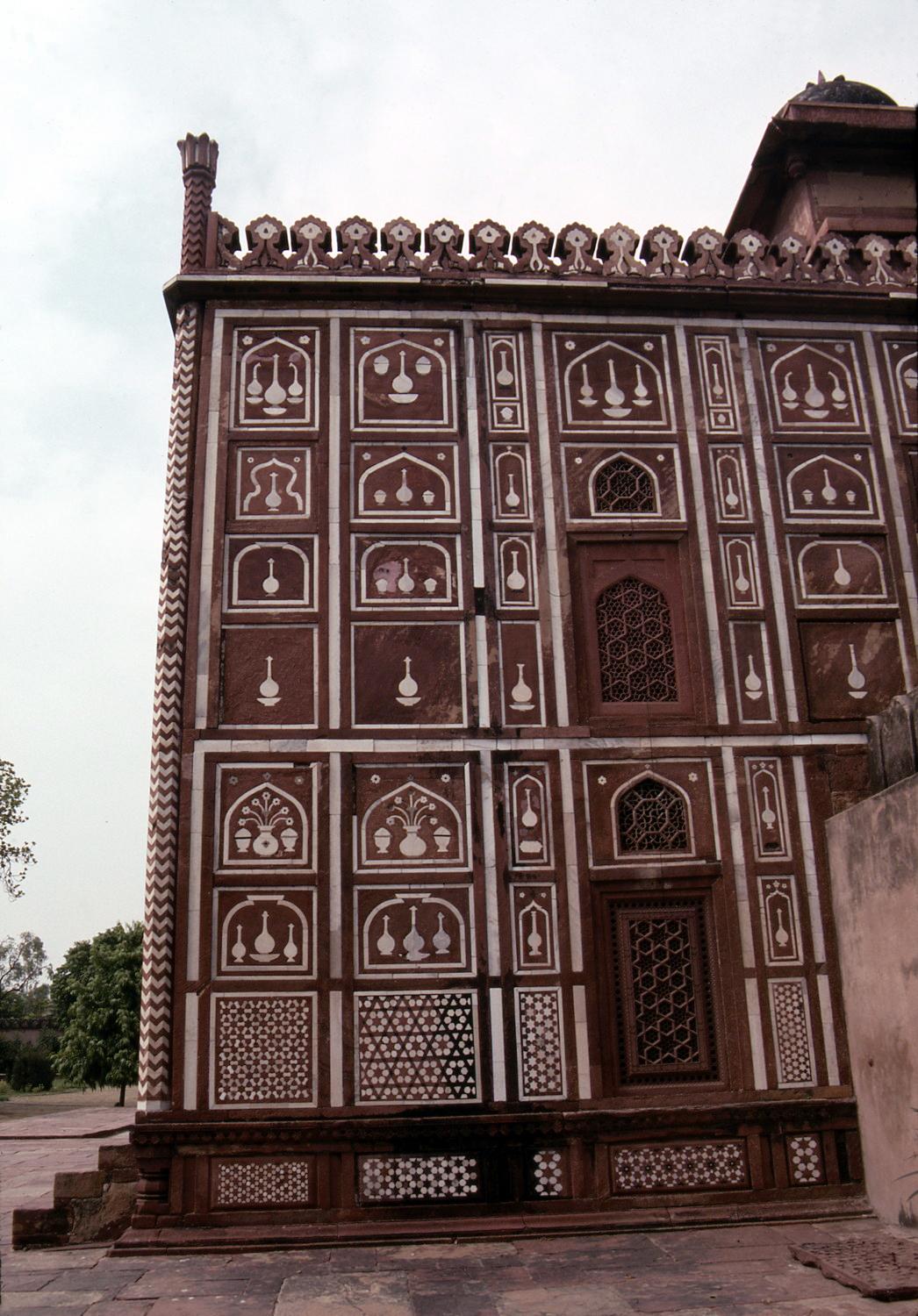 Mausoleum of I'timad al-Daula - South façade of the east gate