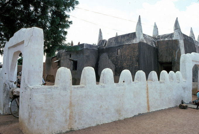 Gidan Rumfa - Round crenellations of royal mosque wall