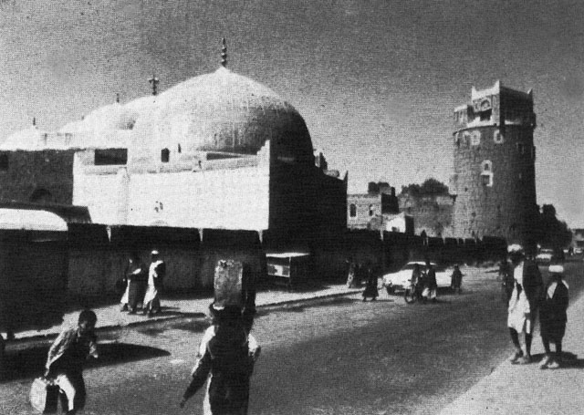 Mosque of al-Mutawakkil with one of the ashlar nobah in the background, built as a defensive structure for one of the palaces of the ex-Imam