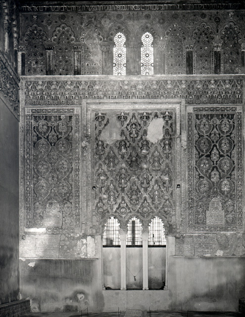 Sinagoga del Tránsito - Interior view of Sinagoga del Transito with polylobed arches and foliate ornamentation