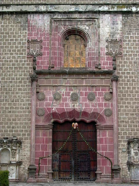 Exterior detail view of portal (Portada)