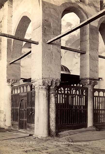 Jami' 'Amr ibn al-'As - Historic interior showing tomb of  Amr Ibn al-As