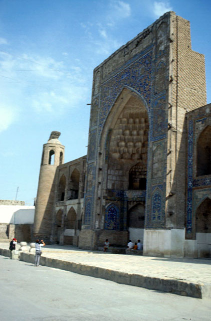 View along the main façade and entrance iwan