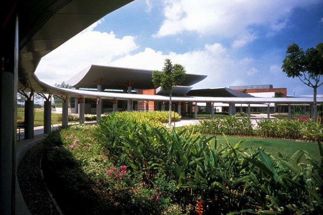 Circular commons enveloped by covered walkway and buildings