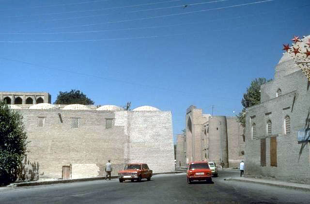 Labihovuz Ansambli - View from the north, with the rear of the Nadir Divan Beg Madrasa on the left, and the Kukeltash Madrasa in the distance on the right