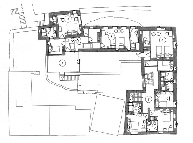 Fort residence; first floor plan with bedroom facing Amacha garden (1), suite in entrance tower (2), terrace above main entrance hall (3), Raja's first floor suite (4), vestibule with three rooms (5). North is left