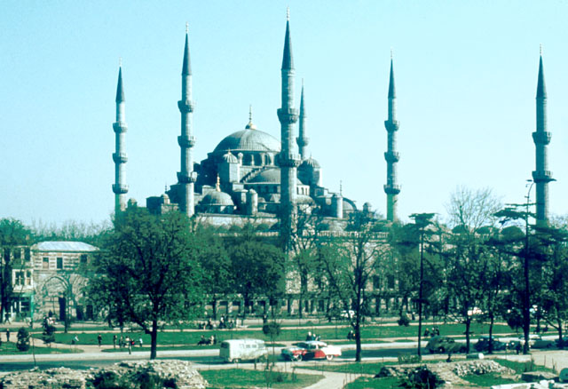 Sultanahmet Külliyesi - Exterior view from north, with the open grounds of the Hippodrome (Atmeydani) in the foreground. The northern gatehouse to the precinct is at the mosque's left