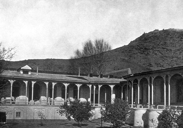 Courtyard view of Queen's Palace looking north, circa 1916-1917
