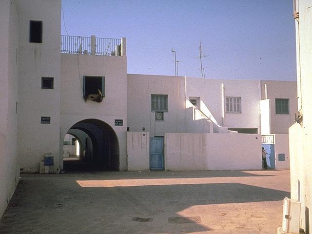 Individual housing units with courtyard entryways