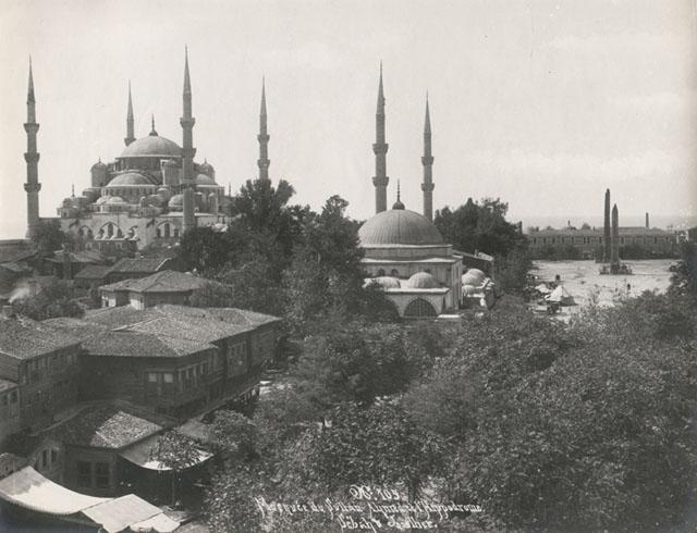 Sultanahmet Külliyesi - View of mosque and mausoleum (center)  in their urban context at the end of the 19th century, with the ancient Hippodrome seen on the right