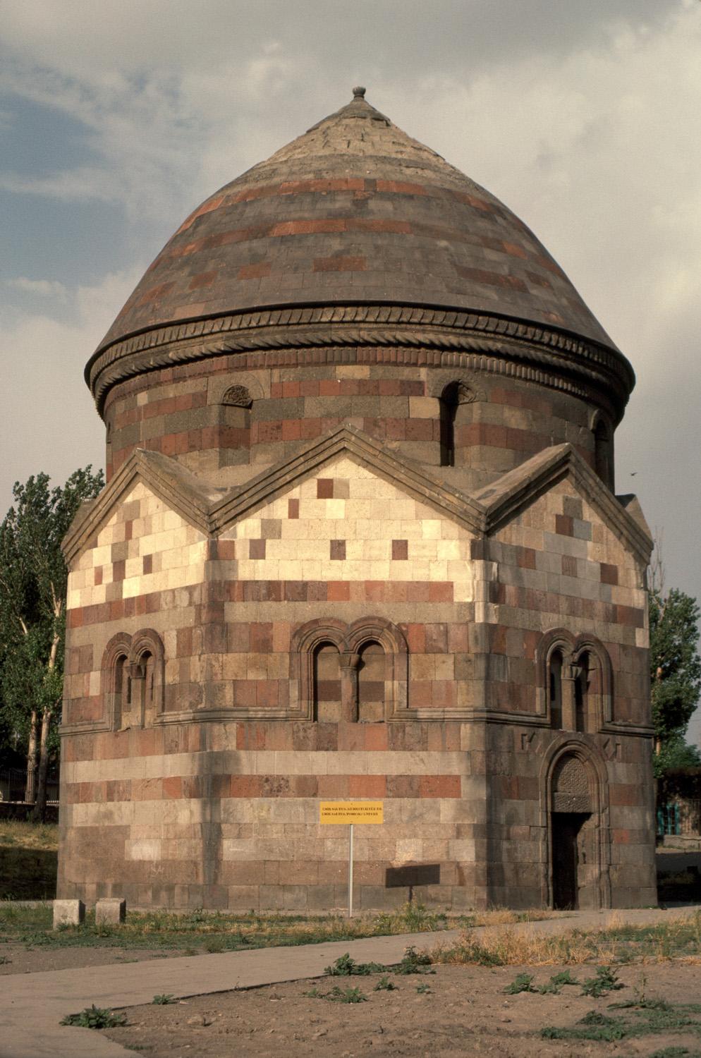 Emir Saltuk Kümbet - Exterior view from northeast
