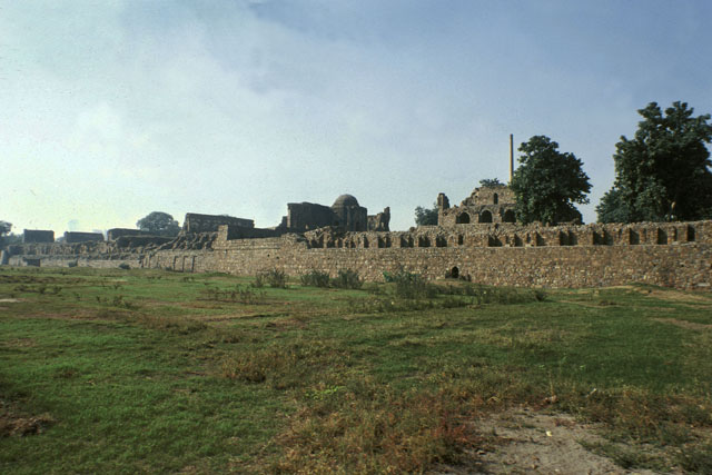 Southwest view from the old Yamuna riverbed. From right to left are the Hawa palace, Jami mosque and most likely the Diwan-i-Khass, respectively