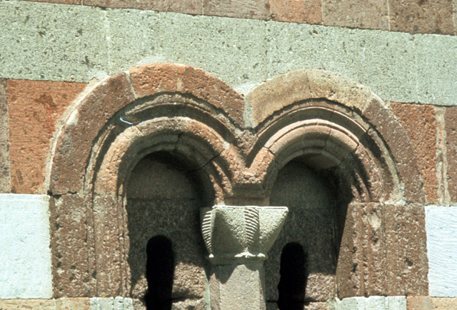 Emir Saltuk Kümbet - Exterior detail showing twin arched window