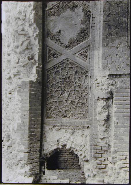 East iwan, carved terracotta on bottom left side of intrados, before restoration