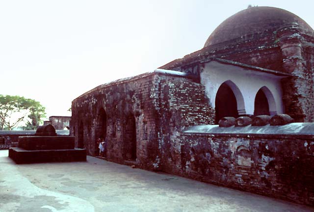 Khan Jahan Ali Mausoleum - View of unindentified cenotaph within boundary walls of mausoleum from northeast with mosque in the background