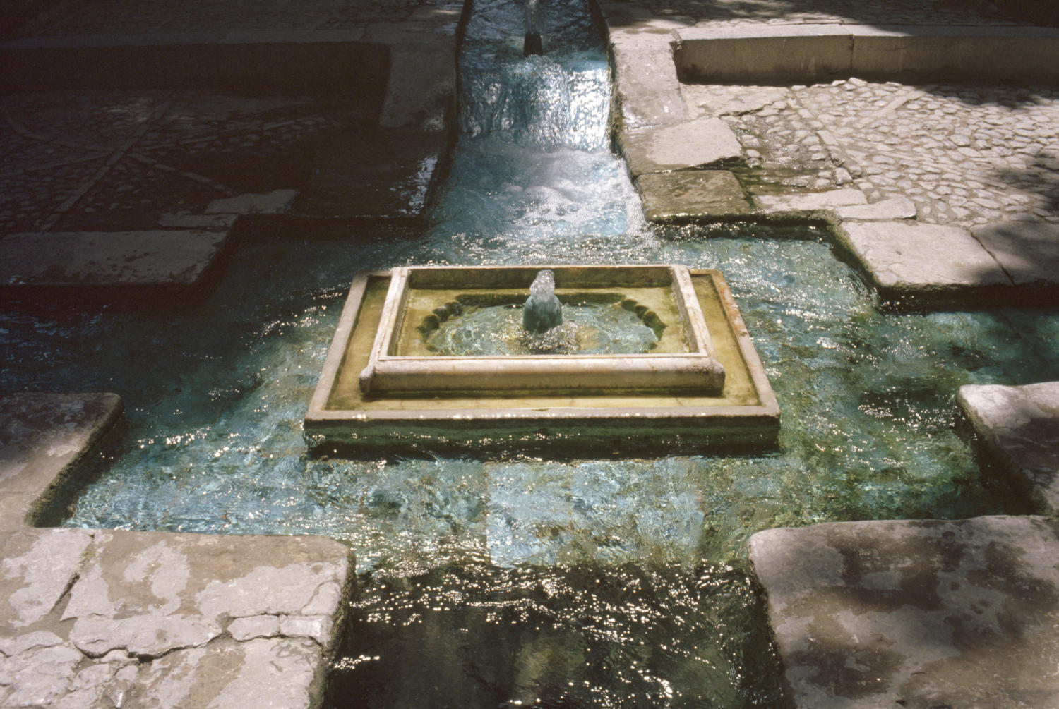 Bagh-i Fin - View of a fountain at the intersection of two channels.
