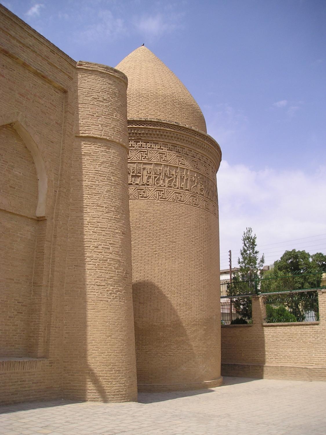 Exterior view of tomb within Imamzade Ja'far complex