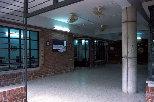 Semi-open corridor with science and computer labs