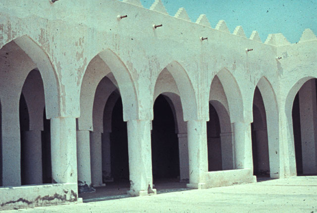 Courtyard with cylindrical columns of the rear prayer hall