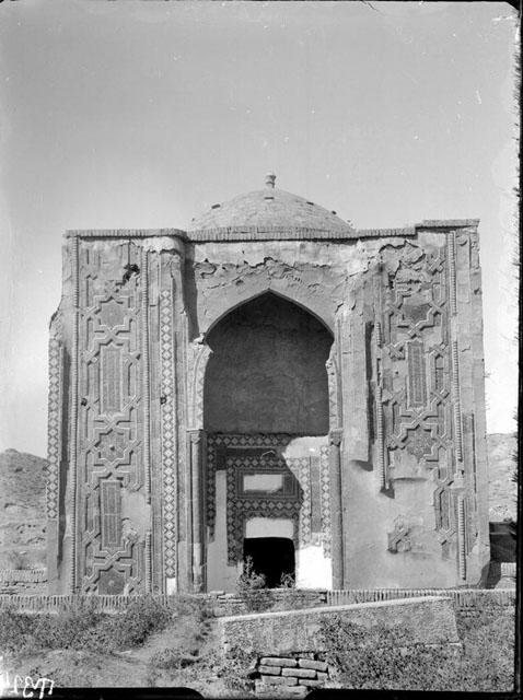 View of the façade from across the Shah-i Zindeh corridor