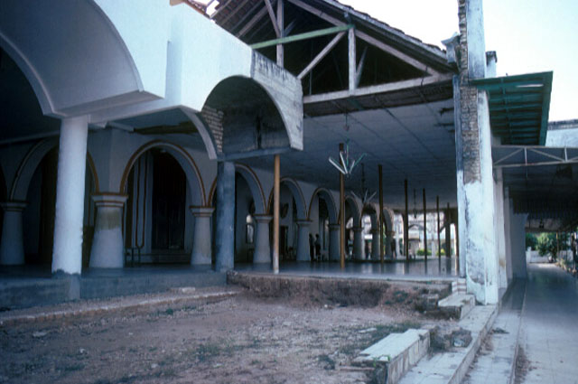 View of the entry patio transition space before the prayer hall