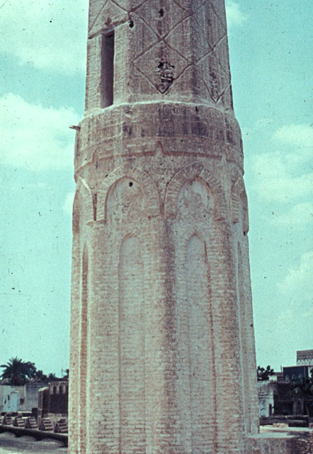 Jami' al-Asha'ir - Minaret with Kufic inscription