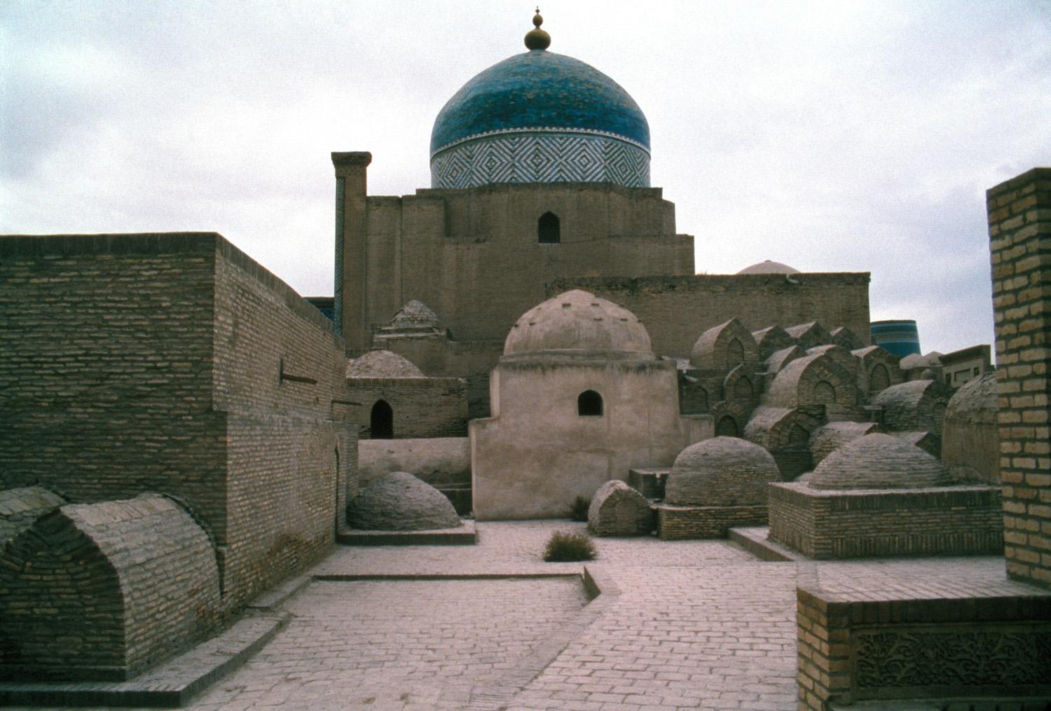 Exterior side view of the khanagah with adjacent tombs in the foreground