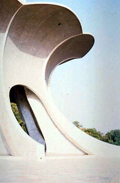 Leaf-like concrete structure