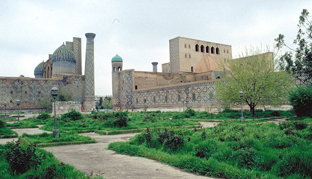 View from the northeast, with the northern façade of the Shir Dar Madrasa on the left, and the eastern façade of the Tilla Kari Madrasa on the right
