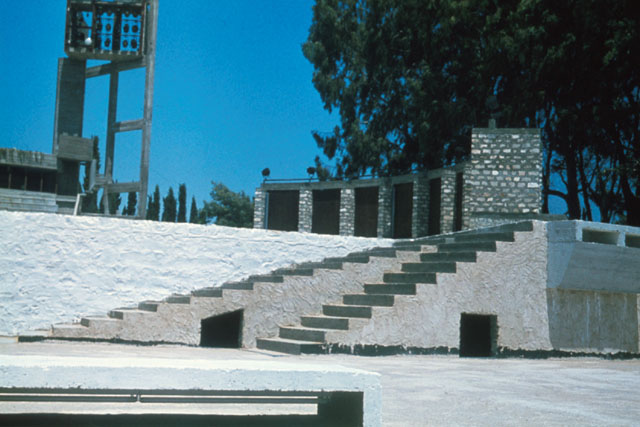Exterior view to entrance steps
