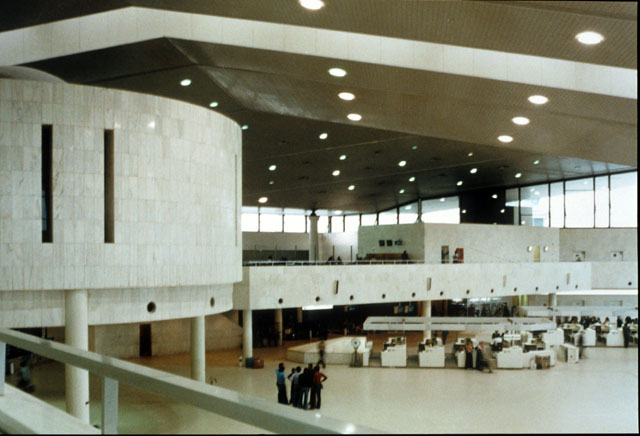 Kuwait Airport - View from 1st floor mezzanine to lobby