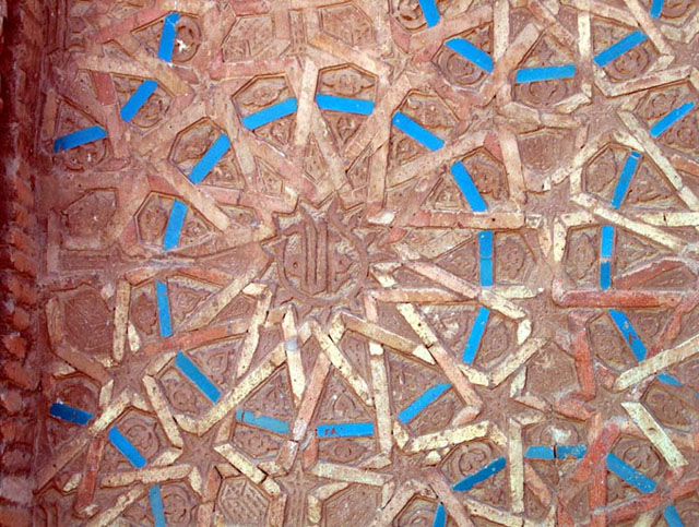 Mömina Xatun Türbasi - Exterior detail showing geometric motifs in brick highlighted with turquoise tiles; the name of God appears at center