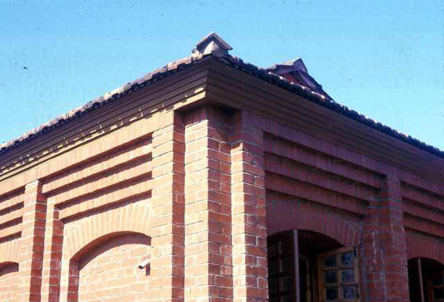 Façade, detail of the brickwork