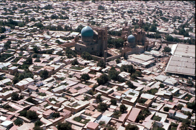 Masjid-i Bibi Khanum - Aerial view over Samarkand with the Bibi Khanum complex at top center