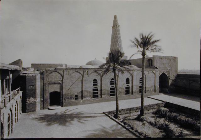Courtyard, general view facing south. Mosque portal at left, mausoleum portal at right. The <span style="font-style: italic;">tarima</span>&nbsp;(a sort of riwaq), which no longer stands, is visible at left.