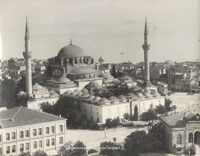II. Bayezid Külliyesi (Istanbul) - Elevated view of mosque from north with the Marmara Sea seen in the background; view taken from the Beyazit fire tower