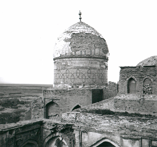 Dome of Gunbad-i Sabz seen across roofs of shrine structures