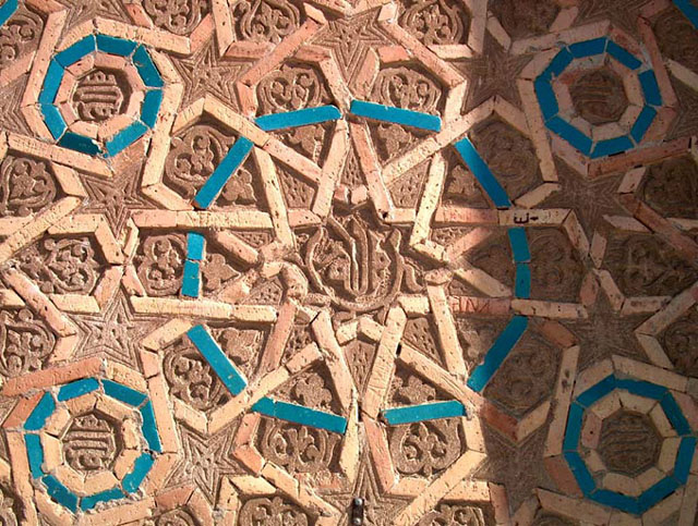 Mömina Xatun Türbasi - Exterior detail showing geometric motifs in brick highlighted with turquoise tiles; the name of God appears at center