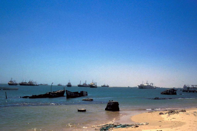 Beach, ships, Lévrier bay