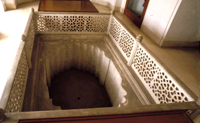 Fountain at the entrance of Hammam chamber