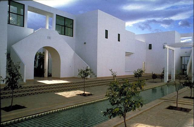 Residence Andalous - Flanked by trees and pergolas at each end, a long pool dominates the central court