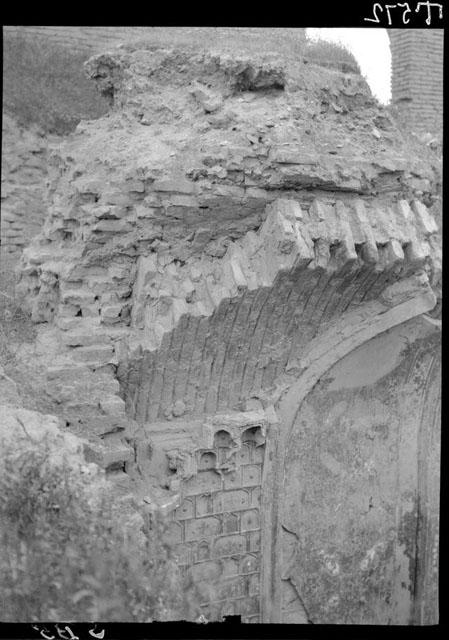 Ishrat Khanah Tomb - Interior, detail of a vault with a muqarnas fragment