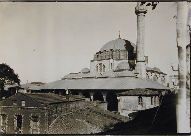 Rüstem Paşa Camii - View showing portico
