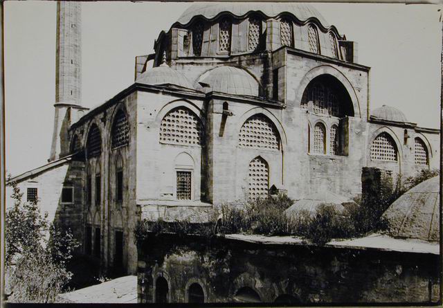 Rüstem Paşa Camii - View showing side opposite portico