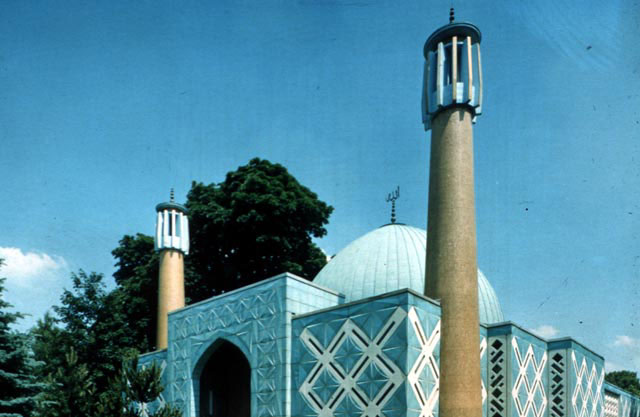 Two minarets and dome