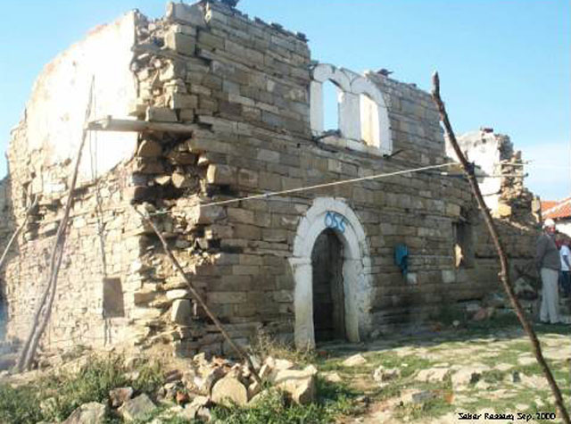 Destroyed side and front façades